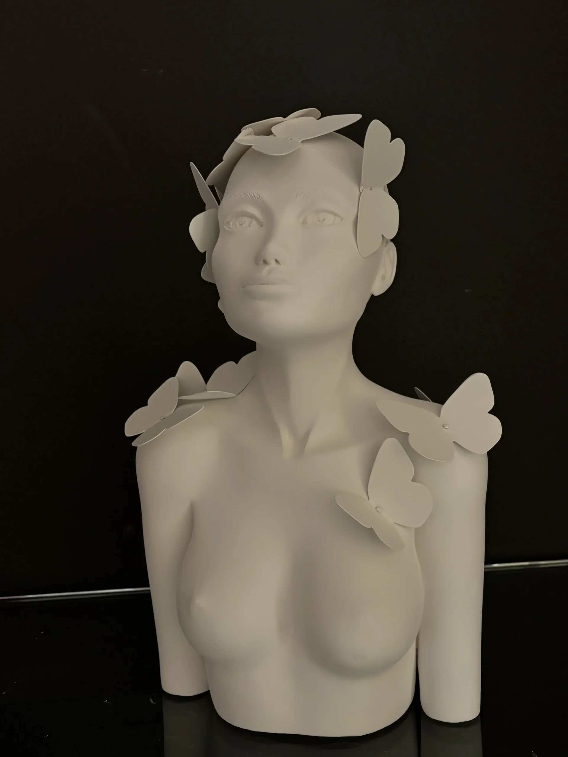 Éveil lumineux, sculpture en résine par Sophie Lerooy