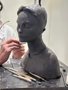 Sophie Lerooy travaillant à l'atelier